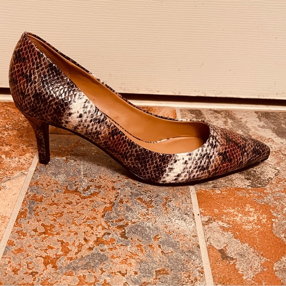 🐊NWOB! Stunning Nine West Python Print Pumps! - Picture 9 of 16